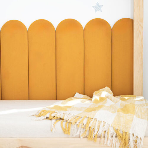 Gepolsterte Wandpaneele Löffelbiskuits. Abgebildet sind Platten in Sunny yellow 48, Größe 70x20cm.